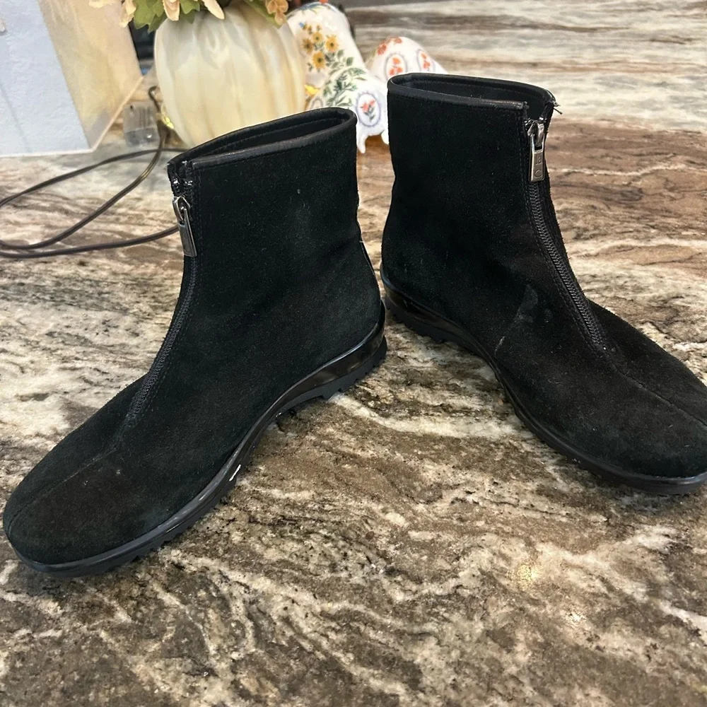 La CANADIENNE Black suede Ankle Boot, 6.5, soft lining. Has wear/stains but GUC - Picture 11 of 11